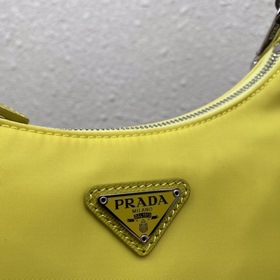 Нейлоновая сумка Prada Hobo, модель： 1BH204 Сеть сестричек-блогер