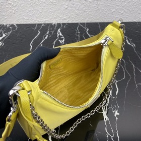 Нейлоновая сумка Prada Hobo, модель： 1BH204 Сеть сестричек-блогер