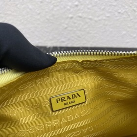 Нейлоновая сумка Prada Hobo, модель： 1BH204 Сеть сестричек-блогер