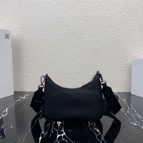 Нейлоновая сумка Prada Hobo, модель： 1BH204 Сеть сестер-блогеров