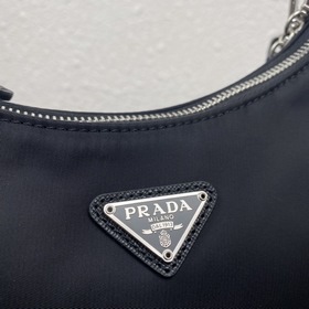 Нейлоновая сумка Prada Hobo, модель： 1BH204 Сеть сестер-блогеров 