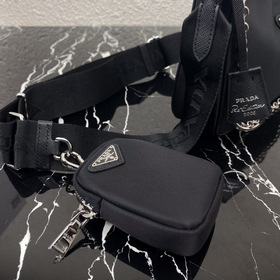 Нейлоновая сумка Prada Hobo, модель： 1BH204 Сеть сестер-блогеров 