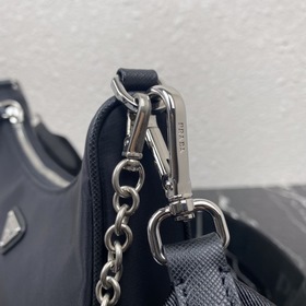 Нейлоновая сумка Prada Hobo, модель： 1BH204 Сеть сестер-блогеров 