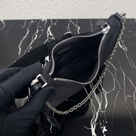 Нейлоновая сумка Prada Hobo, модель： 1BH204 Сеть сестер-блогеров 