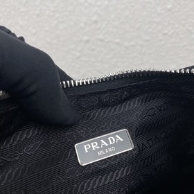 Нейлоновая сумка Prada Hobo, модель： 1BH204 Сеть сестер-блогеров 