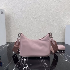 Нейлоновая сумка Prada Hobo, модель： 1BH204 Сеть сестричек-блогер