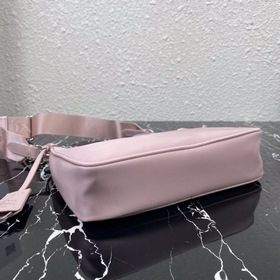 Нейлоновая сумка Prada Hobo, модель： 1BH204 Сеть сестричек-блогер