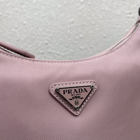Нейлоновая сумка Prada Hobo, модель： 1BH204 Сеть сестричек-блогер