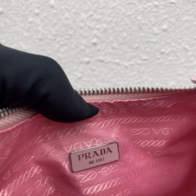 Нейлоновая сумка Prada Hobo, модель： 1BH204 Сеть сестричек-блогер