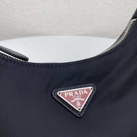 Нейлоновая сумка Prada Hobo, модель： 1BH204 Сеть сестричек-блогер