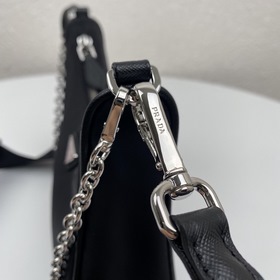 Нейлоновая сумка Prada Hobo, модель： 1BH204 Сеть сестричек-блогер