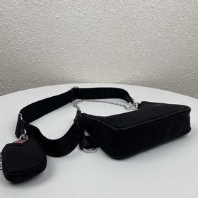Нейлоновая сумка Prada Hobo, модель： 1BH204 Сеть сестричек-блогер