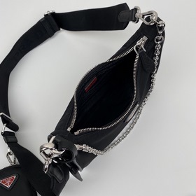 Нейлоновая сумка Prada Hobo, модель： 1BH204 Сеть сестричек-блогер