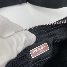 Нейлоновая сумка Prada Hobo, модель： 1BH204 Сеть сестричек-блогер
