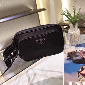 Новая сумка PRADA, модель 1BL010 Мода на поясные сумки среди знам