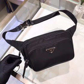 Новая сумка PRADA, модель 1BL010 Мода на поясные сумки среди знам