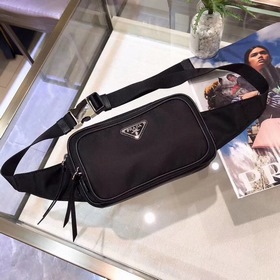 Новая сумка PRADA, модель 1BL010 Мода на поясные сумки среди знам