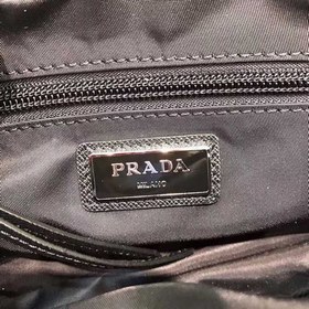 Новая сумка PRADA, модель 1BL010 Мода на поясные сумки среди знам
