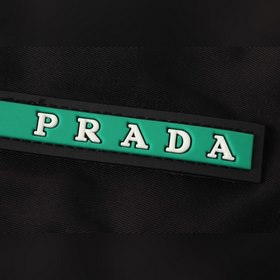 PRADA Весенне-летние шорты Сбоку зеленые вставки Карманы на молн