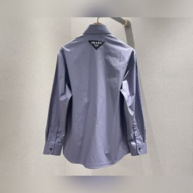 PRADA Большая модель с широкими плечами заостренным воротником и