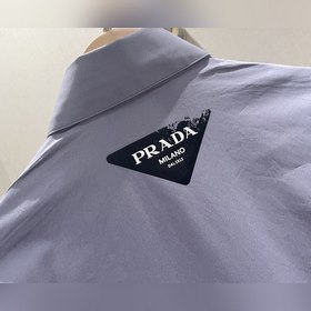 PRADA Большая модель с широкими плечами заостренным воротником и