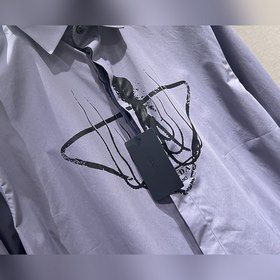 PRADA Большая модель с широкими плечами заостренным воротником и