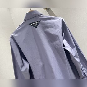 PRADA Большая модель с широкими плечами заостренным воротником и