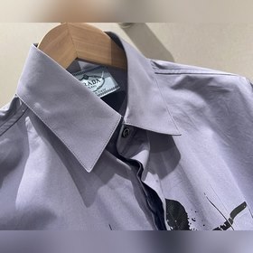 PRADA Большая модель с широкими плечами заостренным воротником и