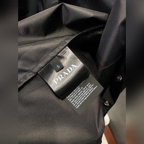 PRADA Черная блестящая нейлоновая рубашка с модным остроконечным 