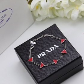 PRADA Красный треугольный браслет с логотипом, элегантный изящный