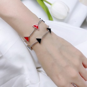 PRADA Красный треугольный браслет с логотипом, элегантный изящный
