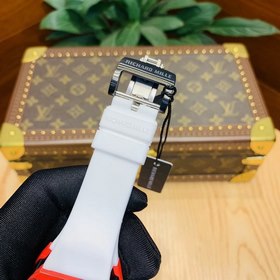 Классическая модель, доступны товары высокого или стандартного ка
