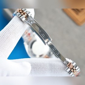 Женские часы Rolex ① Корпус размером 28 мм, изготовленный из нерж