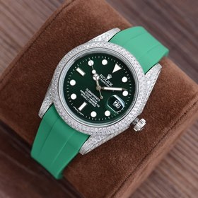 . Весь корпус инкрустирован мелкими кристаллами Swarovski, что пр