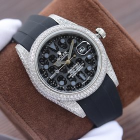 . Весь корпус инкрустирован мелкими кристаллами Swarovski, что пр
