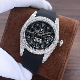 . Весь корпус инкрустирован мелкими кристаллами Swarovski, что пр