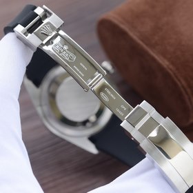 . Весь корпус инкрустирован мелкими кристаллами Swarovski, что пр
