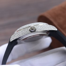 . Весь корпус инкрустирован мелкими кристаллами Swarovski, что пр