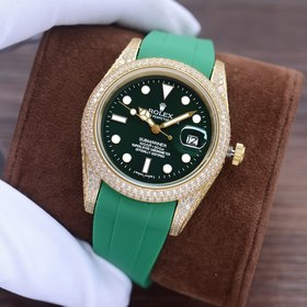 . Весь корпус инкрустирован мелкими кристаллами Swarovski, что пр