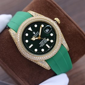 . Весь корпус инкрустирован мелкими кристаллами Swarovski, что пр