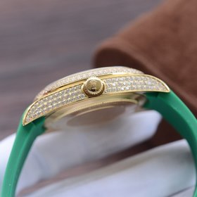 . Весь корпус инкрустирован мелкими кристаллами Swarovski, что пр