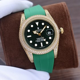 . Весь корпус инкрустирован мелкими кристаллами Swarovski, что пр