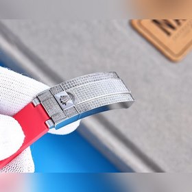 Самая классическая серия Rolex Submariner прошла повторную модифи