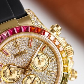 Rolex Внешний обод украшен сапфирами с радужным переходом цвета, 