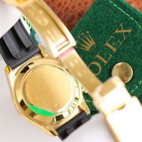 Rolex Внешний обод украшен сапфирами с радужным переходом цвета, 