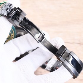 Совместная модель BLAKEN Factory и Rolex в зеленом и черном цвета