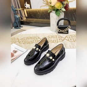 Stuart Weitzman Изящные туфлиз кожи с жемчужной пряжкой и англий