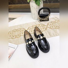 Stuart Weitzman Изящные туфлиз кожи с жемчужной пряжкой и англий