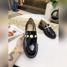 Stuart Weitzman Изящные туфлиз кожи с жемчужной пряжкой и англий