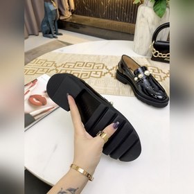 Stuart Weitzman Изящные туфлиз кожи с жемчужной пряжкой и англий